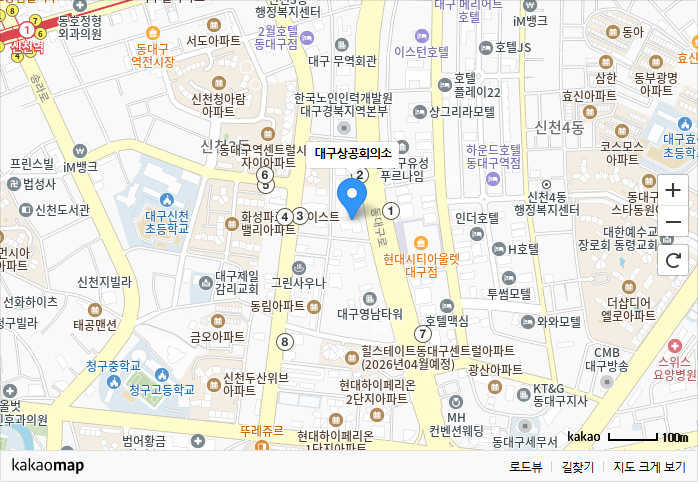 �� �̹����� ���ѹα� �뱸������ ���� ��õ�� �ϴ븦 �����ִ� īī���� ȭ���Դϴ�. ������ �߾ӿ��� �Ķ��� ��ġ ���� ���� ������, �� ���� '�뱸���ȸ�Ǽ�' �ٷ� ��, '������ Ǫ������' ���ǽ��ڰ� 'ȭ����ũ�븮����Ʈ' ���̿� ��ġ�ϰ� �ֽ��ϴ�. �ֺ��� ���׶�� �ȿ� ���ڷ� ����� ����� ǥ�õ� �������� ���̴µ�, �ַ� ����Ʈ �������� �����ϴ� ������ �����˴ϴ�.

�ֿ� ���� �� ����:

���� �߾� �ణ ���������� ���� ������ ū ������ '���뱸��'�� �������ϴ�.

���� ���� ��ܿ��� '��õ��' ����ö�� ǥ�ð� �ְ�, ���⼭ ���������� '�۶��'�� �̾����ϴ�.

�ֺ� �ֿ� �ǹ� �� ���:

�߽ɺ� �� ����: �뱸���ȸ�Ǽ�, �ѱ������η°��߿� �뱸�����������, �뱸����ȸ��, �̽���ȣ��, ȣ��JS, ȣ�� �÷���22, ��׸������, 2��ȣ�� ���뱸��, ��������Ʈ, ��õû�ƶ�����Ʈ, ���뱸�������� ���� �ֽ��ϴ�.

����: ��õ4�� ������������, �Ͽ��ȣ�� ���뱸����, �δ�ȣ��, Hȣ��, �������, �Ϳ͸���, ���뱸 ��Ÿ��������Ʈ, ���ѿ��������ȸ ������ȸ, ȿ�ž���Ʈ, �ڽ��𽺾���Ʈ, ���Ѿ���Ʈ, ���α������Ʈ, �뱸ȿ���ʵ��б�, KT&G ���뱸����, CMB �뱸��� ���� ���Դϴ�.

����: �����Ƽ�ƿ﷿ �뱸��, ȣ�ڸƽ�, �뱸����Ÿ��, ��������Ʈ���뱸��Ʈ������Ʈ(2026�� 4�� ����), �������Ʈ, ���������丮�� 1���� �� 2���� ����Ʈ, MH�����ǿ���, ���뱸������, ������ ��纴�� ���� ��ġ�մϴ�.

����: ȭ����ũ�븮����Ʈ, ��õ���뱸����Ʈ�����̾���Ʈ, �뱸��õ�ʵ��б�, �뱸���ϰ�����ȸ, ��������Ʈ, �ݿ�����Ʈ, ��õ�λ��������Ʈ, û�����б�, û�������б�, ��õ���縮ü, �°��Ǽ�, ��ȭ������, �ǽþ� ����Ʈ, ��õ������, ������, ��������, iM��ũ ���� �ֽ��ϴ�.

���� ���:

������ ��ܿ��� ���� Ȯ��(+), ���(-), ���� ��ġ ���� ��ư�� �ֽ��ϴ�.

������ �ϴܿ��� 'kakao' �ΰ��� �Բ� 100����(m)�� ��Ÿ���� ��ô ���밡 �־� �������� �Ÿ��� ������ �� �ֽ��ϴ�.

���������� �� ������ ����Ʈ ������ ȣ��, ��� �ü�, �б�, ������ ���� �����Ǿ� �ִ� �뱸 ���� ������ ����� �����ְ� �ֽ��ϴ�.